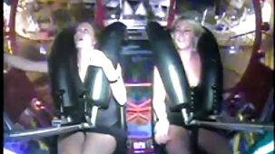 Une fille nue caresse la bite avec french porn tub les mains mouillées