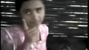 Isolée dans la chambre, une nana regarde du mom porn french porno et se masturbe