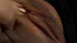 Des mecs qui travaillent baisent des porno dingue français nanas avec des bites debout