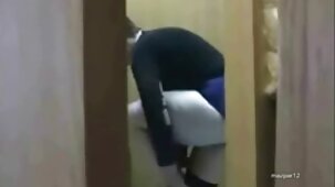 Une femme potelée lubrifiée s'est avérée être sur une film x français amateur bite