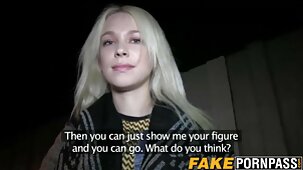 Une bête blonde porno hentai en francais suce et baise une bite en caoutchouc