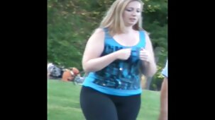 Une brune aux cheveux courts serre un film porno amateur francais trou poilu avec ses mains