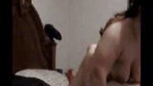 La fille s'est film sexe français déshabillée devant la webcam et a montré de gros seins