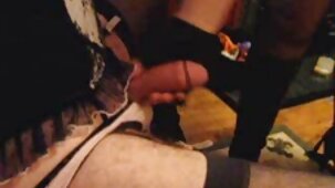 Deux vidéos pornos francaises chiennes baisent avec un strapon violet et se défoncent