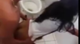 Le cul fessé de film en francais sexe la brune a rougi sur le pouf