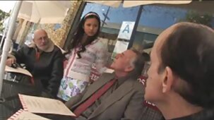 Une jolie nana fait voyeur amateur français une pipe avec diligence dans la voiture