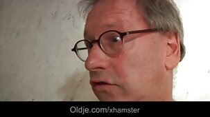 Blonde en corset saute sur voyeur amateur français un pénis épais