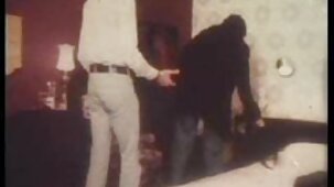 Entre le mec et la fille ont commencé le sexe au bureau sur la table film porno année 60