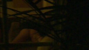 Une gentille film erotique francais video fille lèche doucement le pénis d'un mec