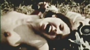 Belle-mère bien roulée se fait baiser par une jeune bite sur le film porno traduit en arab lit de son père