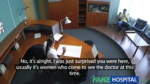 Le patron frappe activement pornofrancais gratuit la secrétaire avec des lunettes au travail