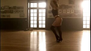 Jolie sex classique francais poupée grimpée sur un poivron saillant