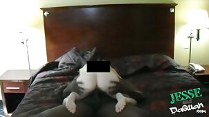 Au lit, le corps nu de la fille film sexe gratuit francais était excité par le toucher