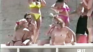 Des filles aux seins nus montent à cheval et posent pour la caméra porno francais hotel