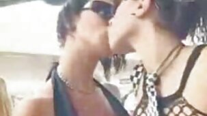 Une film porno version francaise blonde avec un gros butin s'est donnée dans différentes poses à un ami