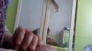 Dans la chambre, une amateur porn french chatte mature se tire sur le bord de la table