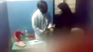 Par terre, une bite pénètre dans un trou poilu aux pornos gay francais cheveux noirs