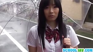 Le débauché baise activement une brune dodue sous porno famille fr la douche