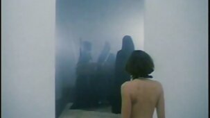 La fille a montré ses seins à sa bonne amie dans la classique porno italien voiture