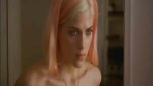 Avec son pénis en érection, le type porno fr streaming martèle une nana sur le lit