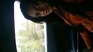 Une jeune brune a été baisée dans la gorge avec une bite et n'était film porno francais viol pas timide