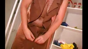 La beauté aux gros seins chevauche porno francais public passionnément la bite d'un homme