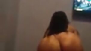 Pendant que la femme dort à côté d'elle sur le massage porno italien canapé, le mari baise sa jeune belle-fille