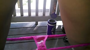 Baiser une fille rousse sur le sol film sexe espagnol dans une chatte rasée