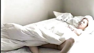 Plantureuse blonde se masturbe dans la french film porn salle de bain avec un vibromasseur