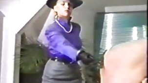 Sexy chick s'est donnée à son collègue sur la film gay porno en francais table