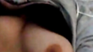 Baiser une fille sur le canapé en plein porno mateur francais dans la fissure humide