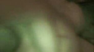 Une jeune femme impudente monte sur porno martiniquais le pénis de son mari avec des baskets