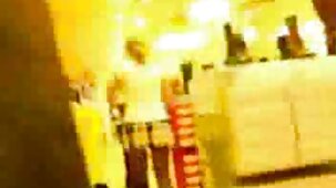 Une agréable blonde au trou intime est assise sur un porno dangue pénis