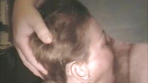 Un modèle VIP baise la chatte avec sa main devant la film francais coquin caméra