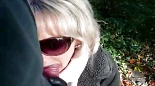 Maman avec la chatte nue et les seins tombants jeune french porn s'excite sur le canapé