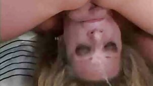 L'homme chauve a baisé la beauté video french sexe dans l'écart fourni