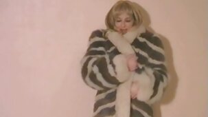 Une femme très excitée film french porn se masturbe la chatte rouge
