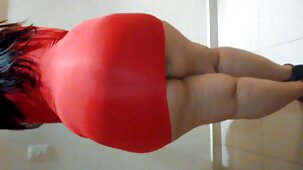 La jeune femme saute sur le chapeau comme une film coquin francais horloge et s'amuse beaucoup