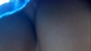 Belle-mère en chaleur a trouvé du film sex allemand porno sur le téléphone du meilleur ami de son fils