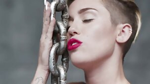 Dans une position sex french family préférée 69 baise avec son mari sur le lit