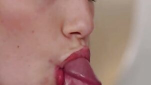 Mec avec poussin fessée avant le sexe film gay porno francais