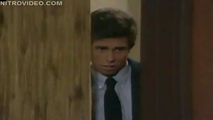 Dans une jolie chambre, une nana brillante en bas porno martiniquais se branle la chatte