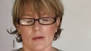 Sur la grande table, le patron lubrique pénètre la film porno français mature secrétaire