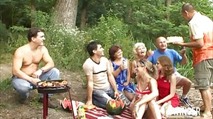 Une jolie blonde à lunettes caresse une films complet porno francais bite avec ses jambes