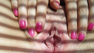 Maman excitée se masturbe le vagin avec porno arabe francais les mains et un jouet