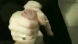 Une nana à lunettes s'entraîne sur sex french free un gode en caoutchouc