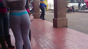 Une fille aux longues jambes a classic porno francais apprécié le traitement de la bite sur la table