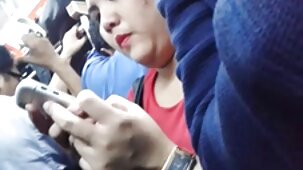 Une blonde expérimentée a pris la bite film x français amateur d'un mec sur le canapé