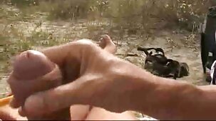 Un gigolo épais gonflé baise une fille thaïlandaise maigre dessin animé en francais porno